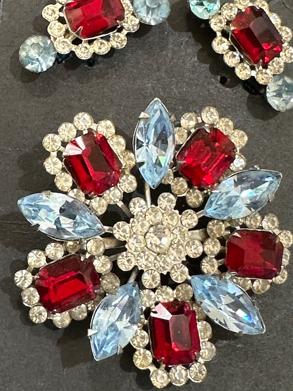 Beautiful vintage rhinestone red white and blue matching brooch and screw backed earrings