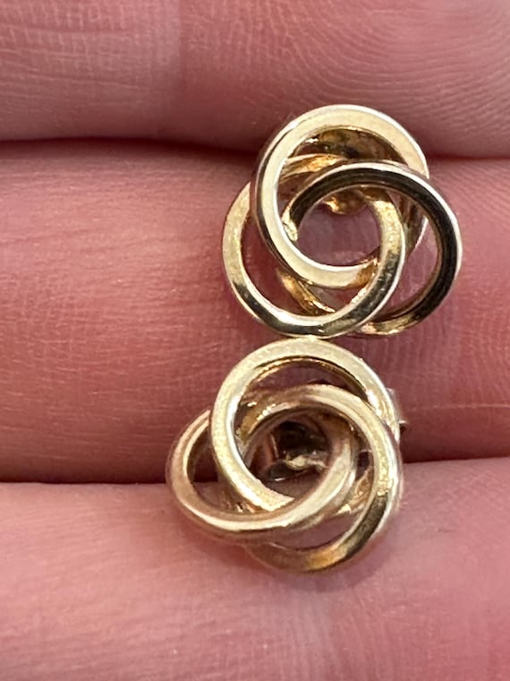 A pair of 9ct yellow gold swirl effect three circle earrings