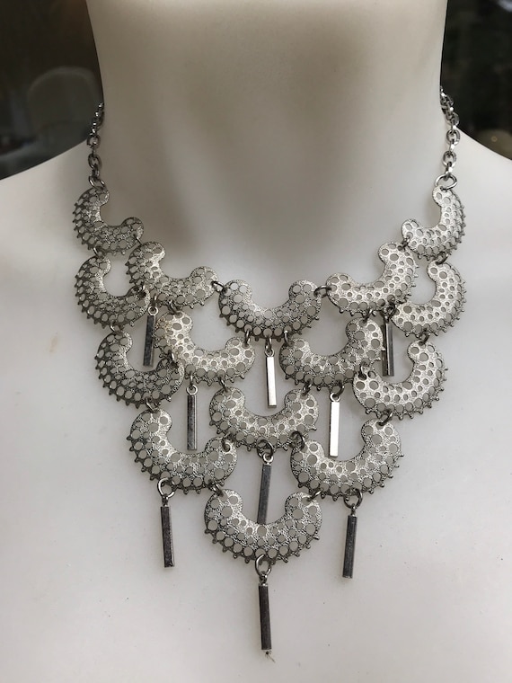 Vintage 1970s Sarah Coventry Charisma silver plated bib dangle necklace