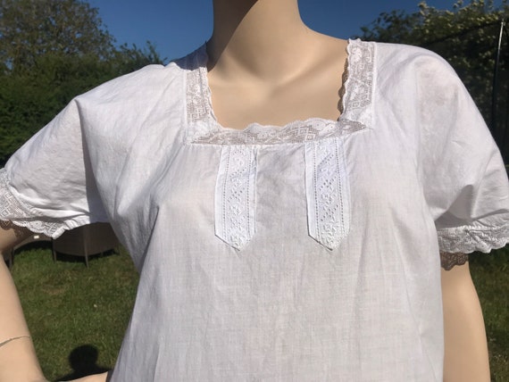 Antique long white cotton short sleeved night gown with lace detailing approximately Sz 12