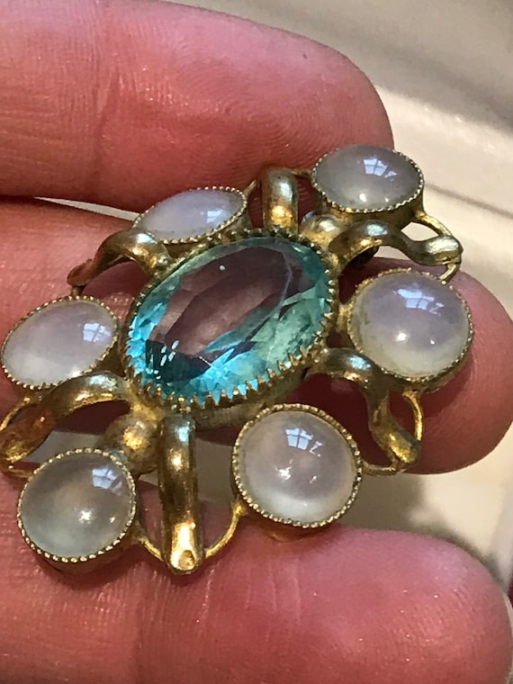 Beautiful vintage Victorian pinchbeck glass brooch