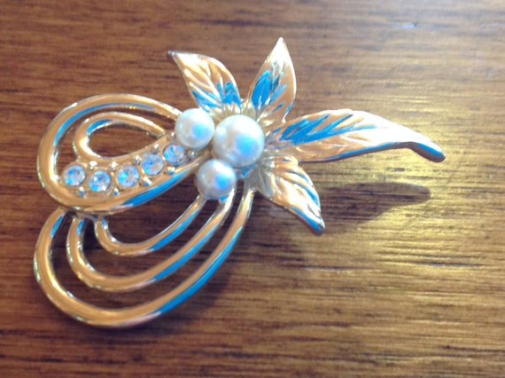 Vintage faux pearl gold tone brooch