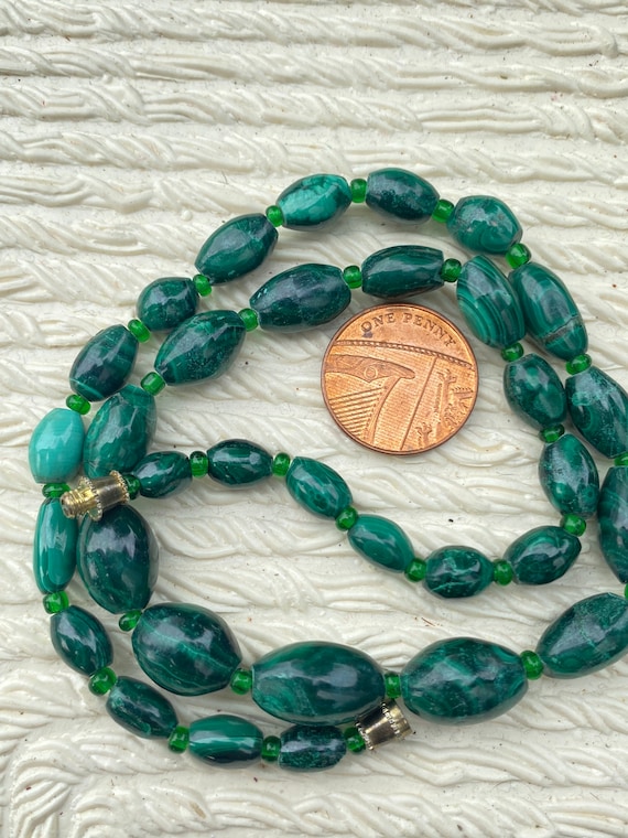 Striking vintage oval beaded Malachite necklace 17 inches 42 grams