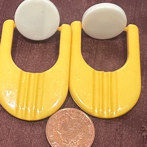 Fantastici orecchini a clip stilizzati di colore giallo vivido e bianco oversize in stile anni '60 immagine 1