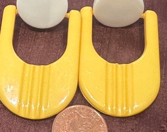 Fantastic stylised vivid yellow and white oversized 60s style clip on earrings