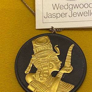 Beautiful rare Wedgwood black Jasperware large gold plated medallion in original box. Queen Ankhesenamum