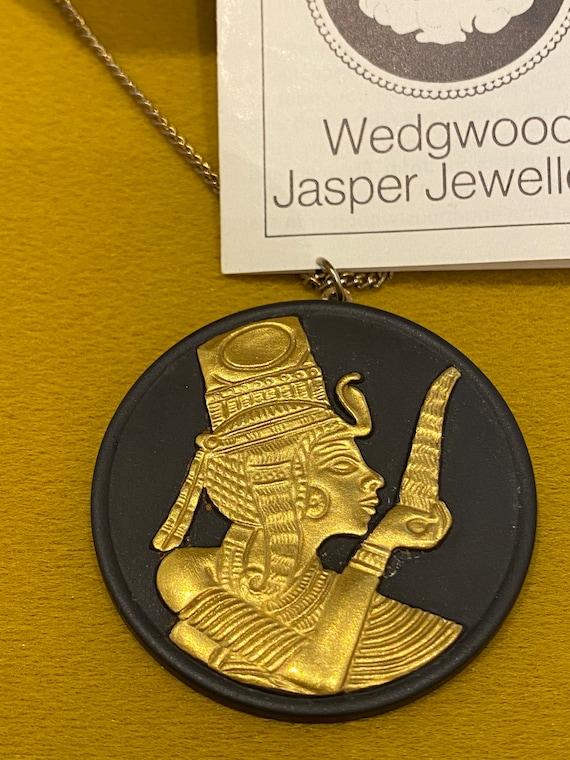 Beautiful rare Wedgwood black Jasperware large gold plated medallion in original box. Queen Ankhesenamum