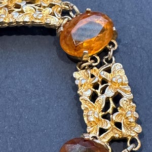 Bracciale vintage Sarah Coventry placcato oro con motivo floreale e cabochon in vetro citrino