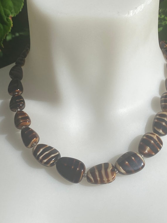 Beautiful vintage glass tiger stripes pebble beaded necklace 19 inches in length