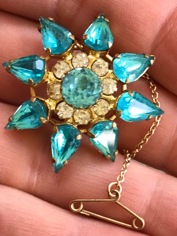 Vintage 1950s turquoise rhinestone starburst flower brooch