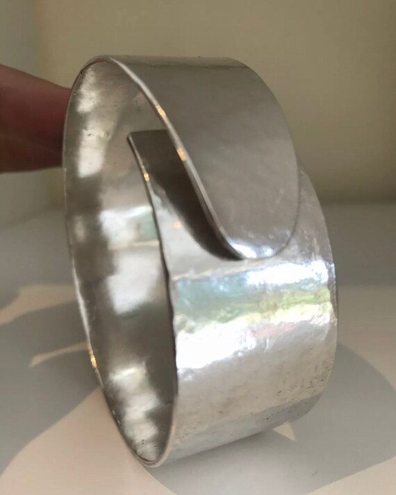 Chunky Modernist style Large Unisex Hallmarked Hammered Solid Silver Bracelet 80 Grams