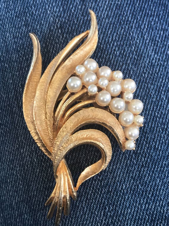 vintage gold tone and faux pearl floral brooch/ pin