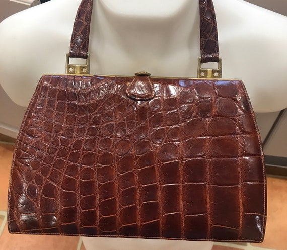A Beautiful vintage 1960s Kennedy era handbag classic vintage style