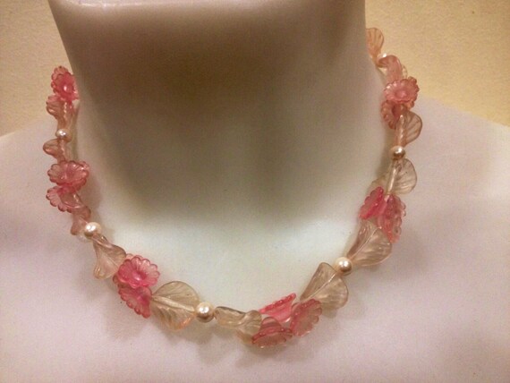 Beautiful vintage 1960s pink and white plastic summer floral necklace