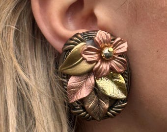 Pendientes de clip con diseño floral vintage: joyas llamativas en tonos bronce dorado