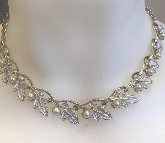 Beautiful necklace by 1960s designer Judy Lee enamelled and set with imitation pearls and crystals