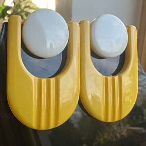 Fantastici orecchini a clip stilizzati di colore giallo vivido e bianco oversize in stile anni '60 immagine 3