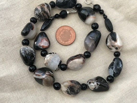 A Beautiful vintage natural polished hardstone pebble necklace 17'