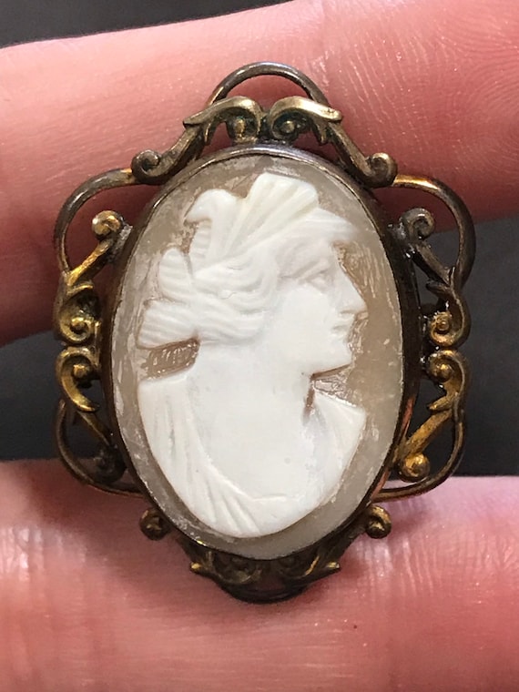 A Victorian real shell carved cameo ornate framed brooch/ pin