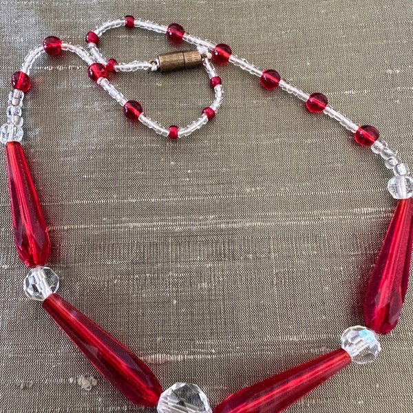 Vintage Art Deco red and clear faceted crystal glass geometric beaded choker necklace 16 inches