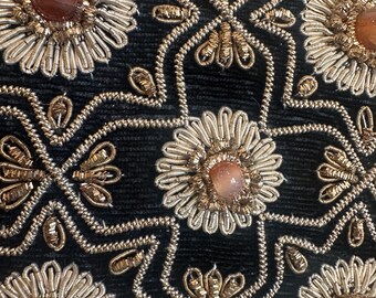 ヴィンテージブラックベルベットのザルドジ刺繍クラッチ：ゴールド