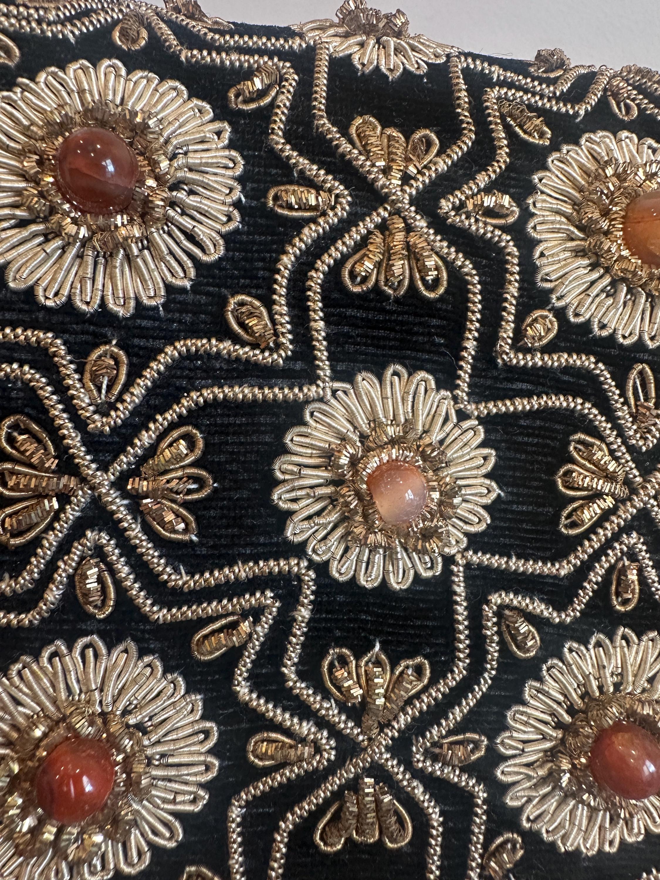 ヴィンテージブラックベルベットのザルドジ刺繍クラッチ：ゴールド