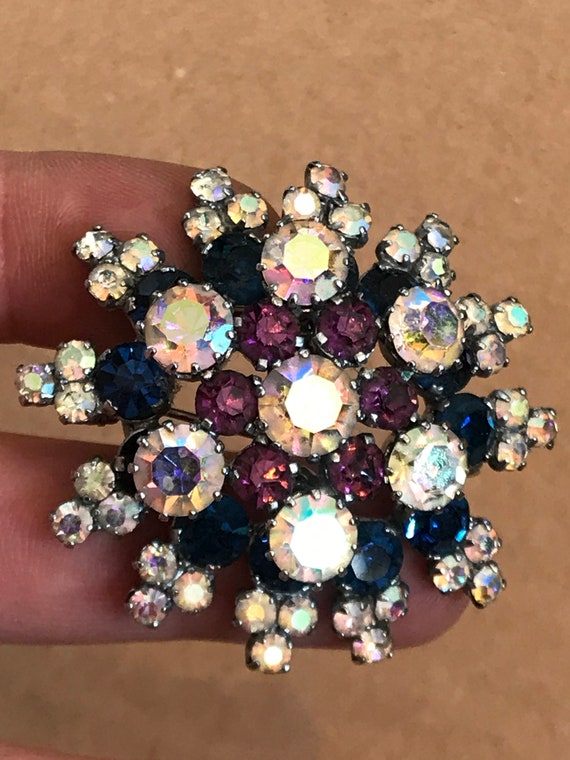 Vintage 1950s aurora borealis coloured rhinestone starburst flower brooch