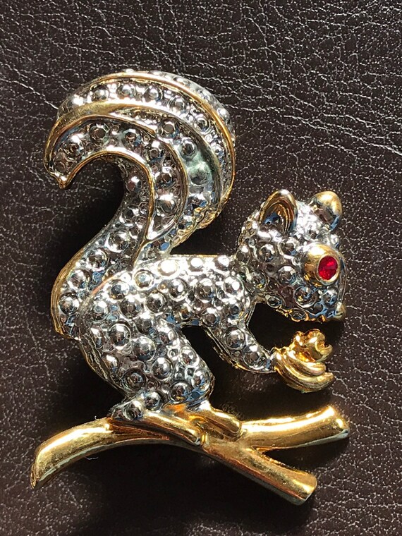 Vintage bright eyed squirrel brooch