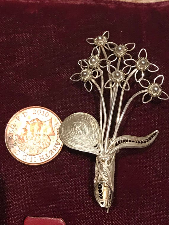 A beautiful vintage silver fine filigree flower brooch