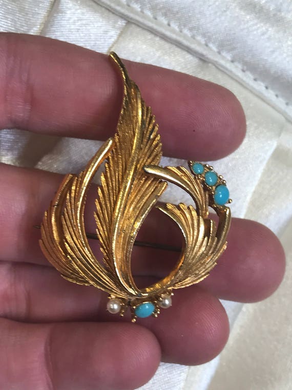 Beautiful 1950s gold plated brooch/ pin set with faux turquoise and pearls