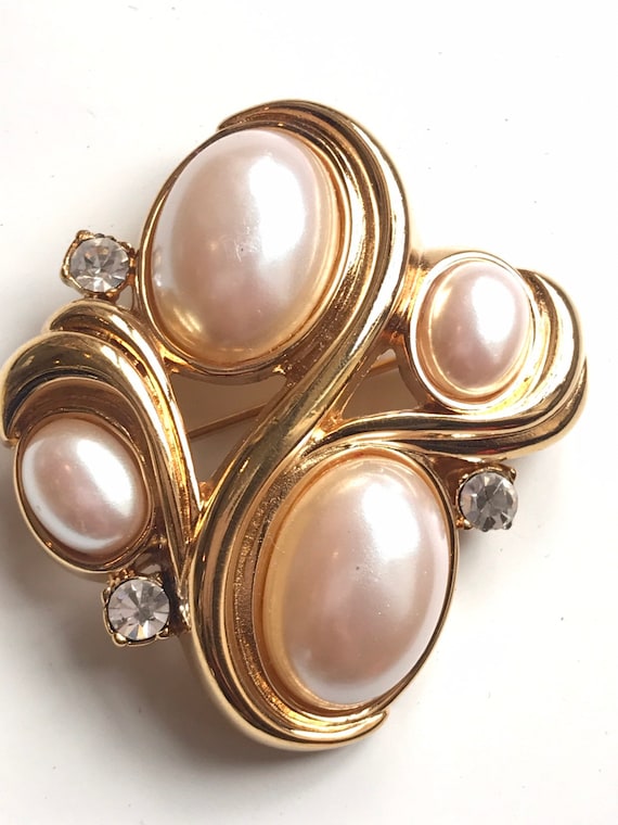 Lovely vintage gold plated faux pearl brooch pin by MONET