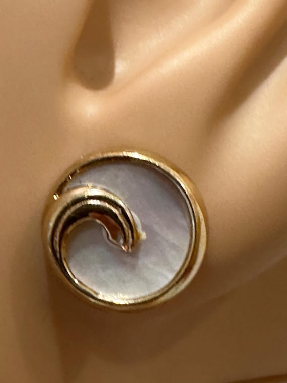 A pair of gold and mother of pearl round stud swirl earrings 10mm in diameter