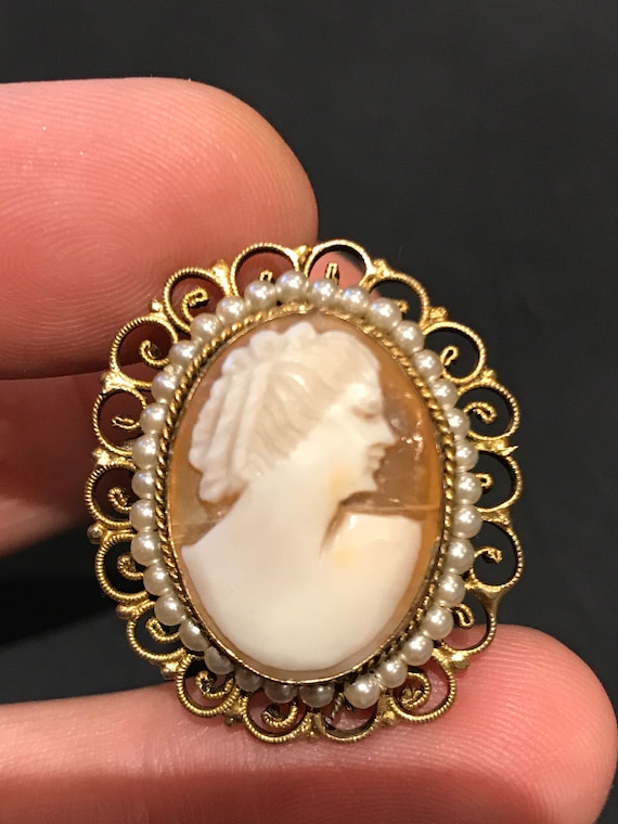 A vintage real shell carved cameo portrait brooch/pin/ pendant