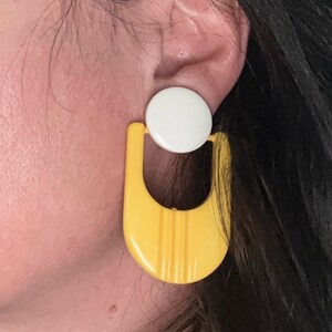 Fantastici orecchini a clip stilizzati di colore giallo vivido e bianco oversize in stile anni '60 immagine 7