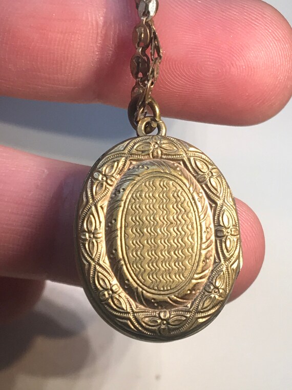 Antique Patterned gold Plated photo Locket pendant