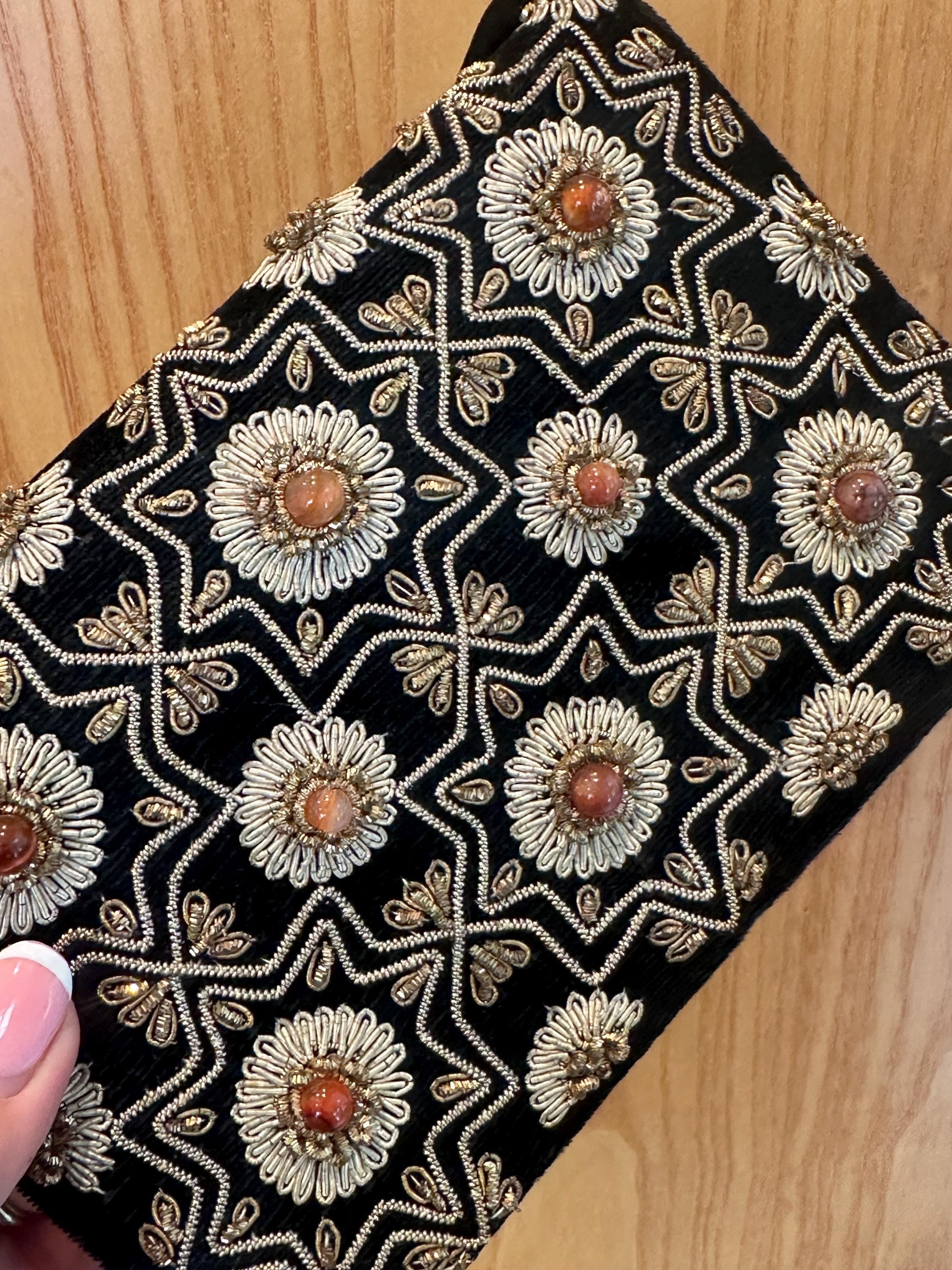 ヴィンテージブラックベルベットのザルドジ刺繍クラッチ：ゴールド