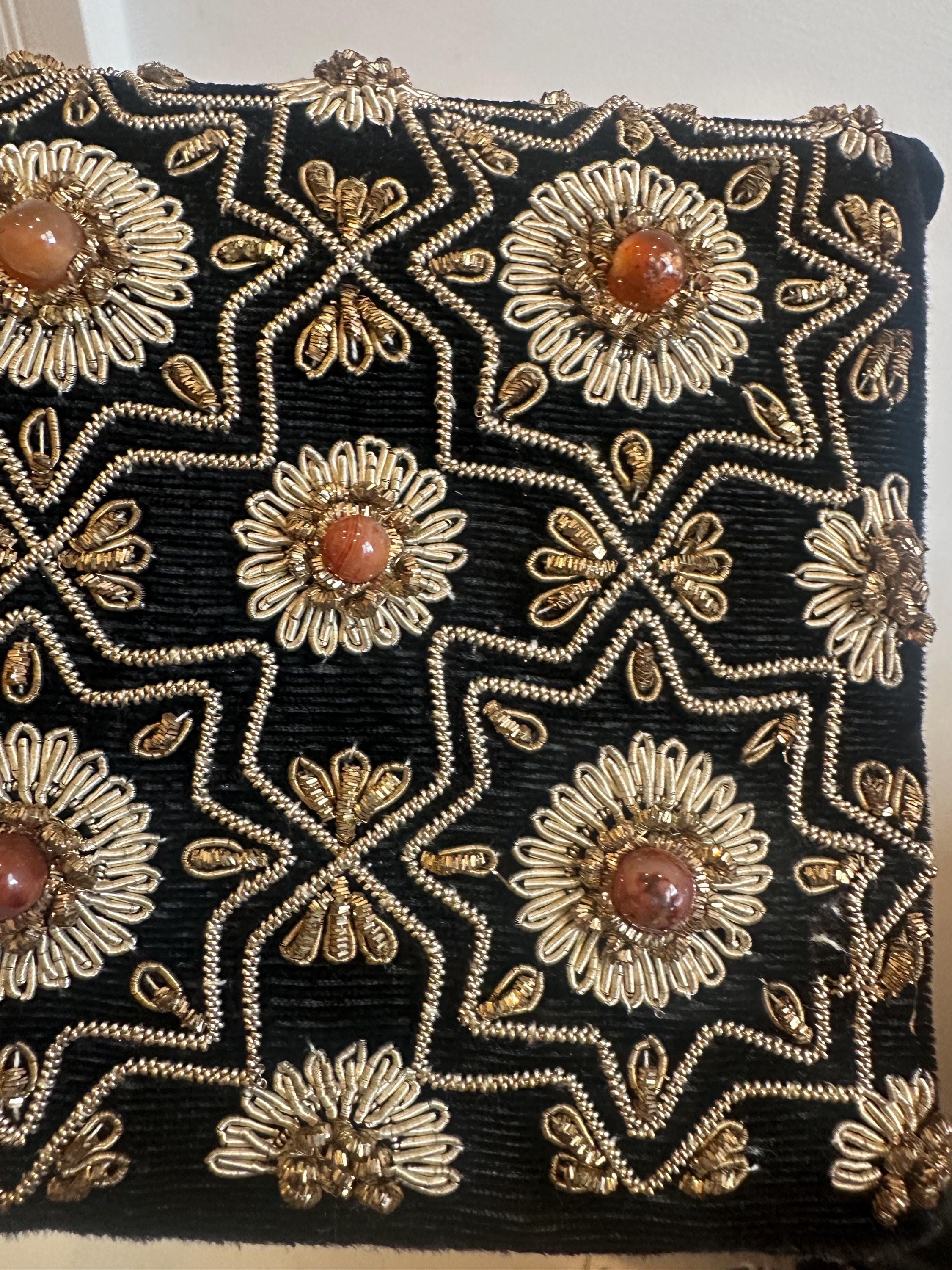 ヴィンテージブラックベルベットのザルドジ刺繍クラッチ：ゴールド
