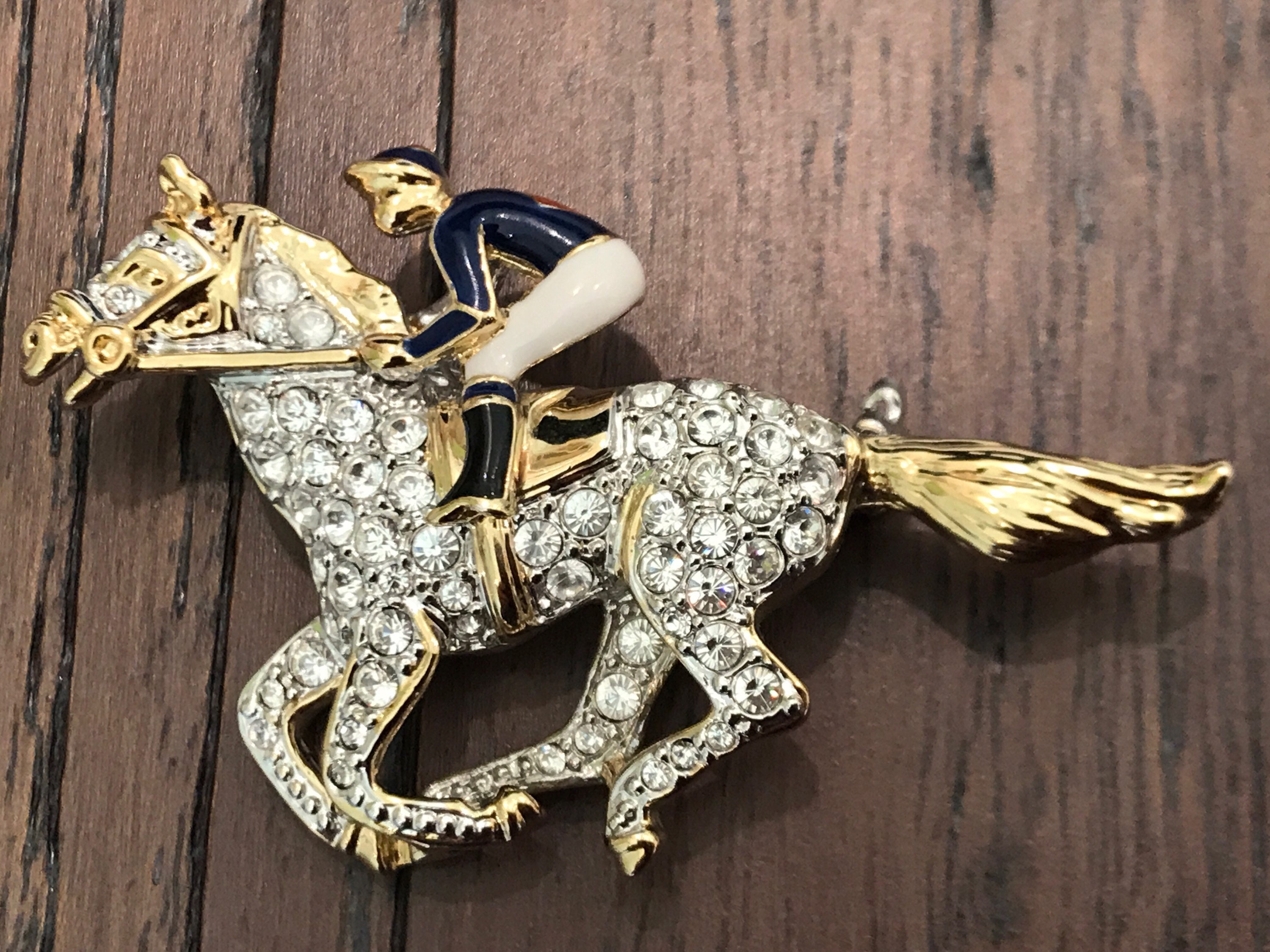 Horse shop racing brooch