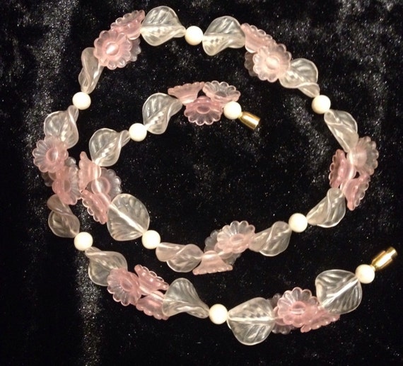 Beautiful vintage 1960s pink and white plastic summer floral  necklace