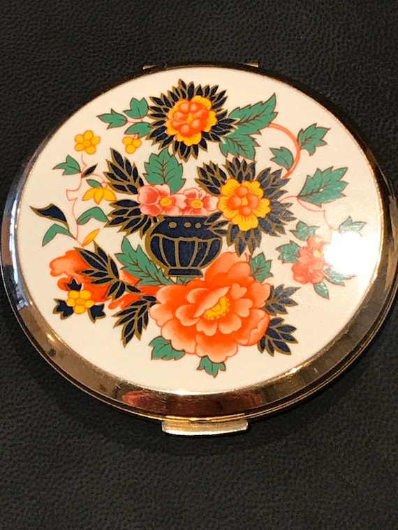 A vintage floral compact made by Stratton of England  Enamelled Imari Vase Floral design