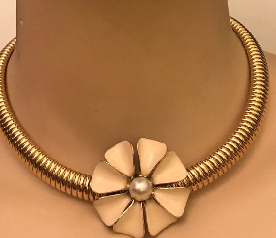1980s gold toned statement piece jewellery set Enamelled oversized flowers with faux pearls