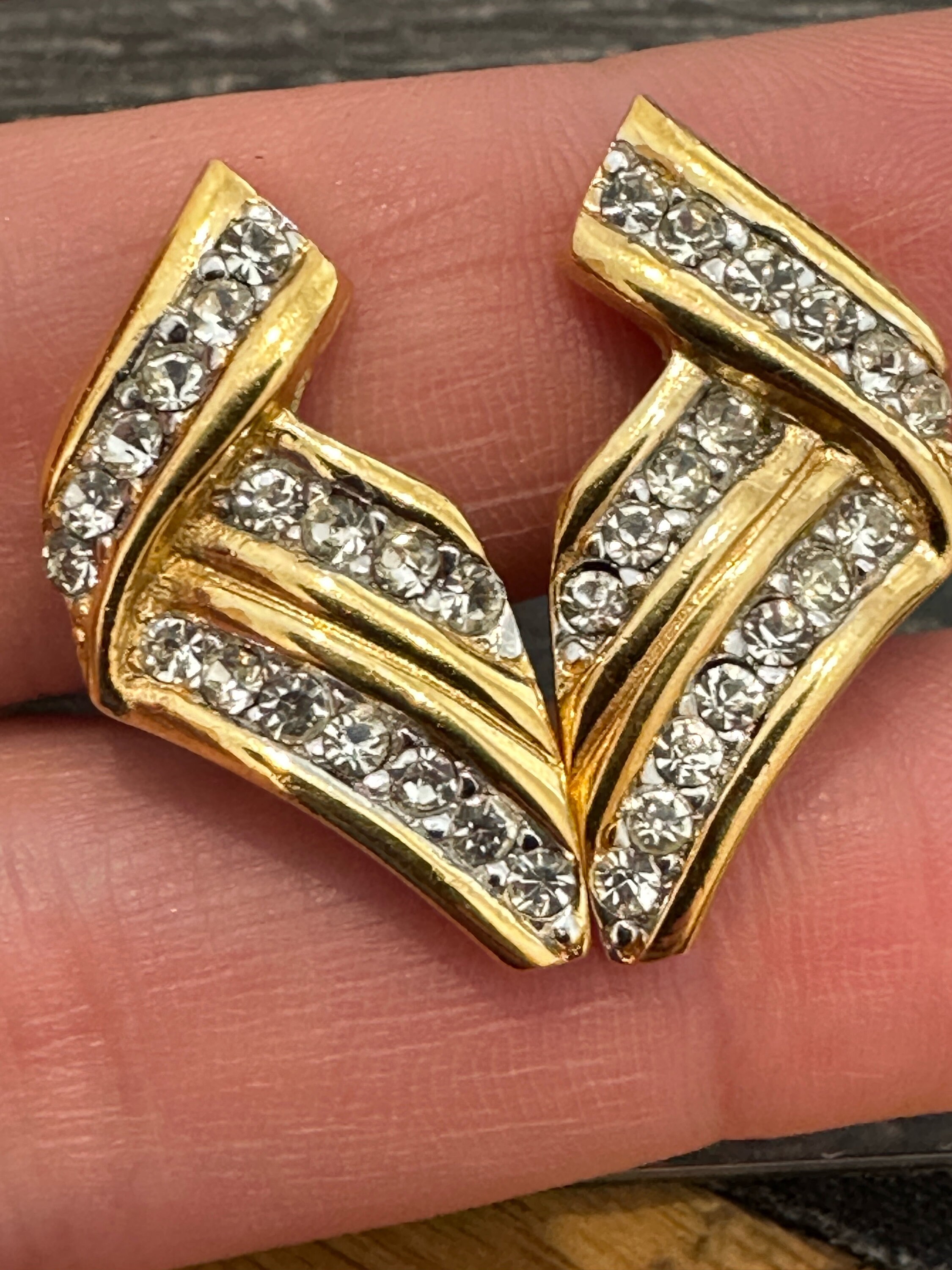 Boucles d'oreille en plaqué or goutte ajourée avec oxydes blancs sertis