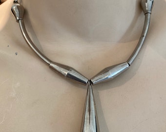 Insolita collana con pendente girocollo industriale modernista in tonalità argento degli anni '60 e '70 firmata ITALIA