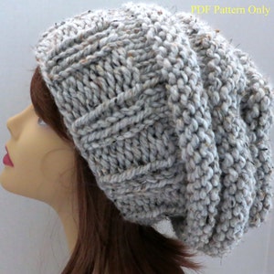 Puede incluir: Un gorro gris slouchy con un patrón de punto texturizado. El gorro lo lleva puesto un maniquí con el pelo castaño.  PDF Pattern Only.