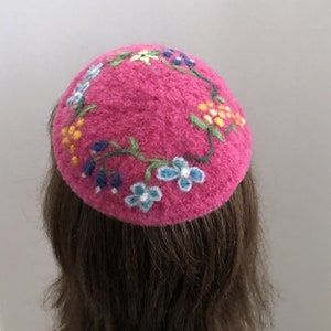 Modello Kippah lavorato a maglia e feltro, modello Fascinator, cappello lavorato a maglia e feltro, copricapo, infeltrito ad ago