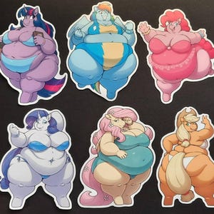 Peut inclure: Une collection de six autocollants de dessins animés représentant des personnages de grande taille dans diverses poses et tenues. Les personnages sont représentés dans une variété de couleurs, dont le violet, le bleu, le rose et le beige. Les autocollants sont sur fond noir.