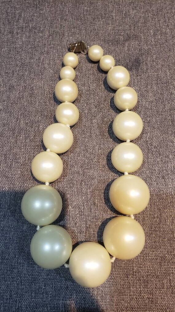 Vintage collection - Plastic Huge decrescent Pearl