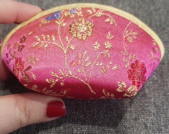 Petit porte-monnaie ou boîte à pilules vintage en brocart de soie rose de Chine avec fermeture à glissière