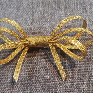 Vintage Collection - Kitsch gold cor flexible metal Bow Brooch