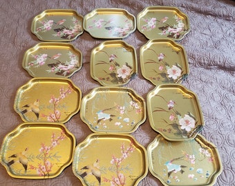 lot vintage de 12 petits plateaux en métal ornés de fleurs et oiseaux de style asiatique fabriqués en Angleterre